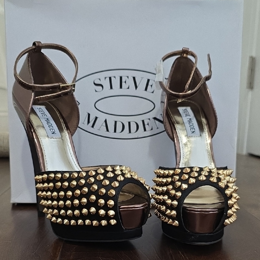 Steve Madden Size 7 NEW Black and Gold Studded Heels OBSTCL-S